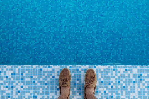 Comment choisir un revêtement de piscine anti-dérapant qui soit aussi doux pour les pieds ?